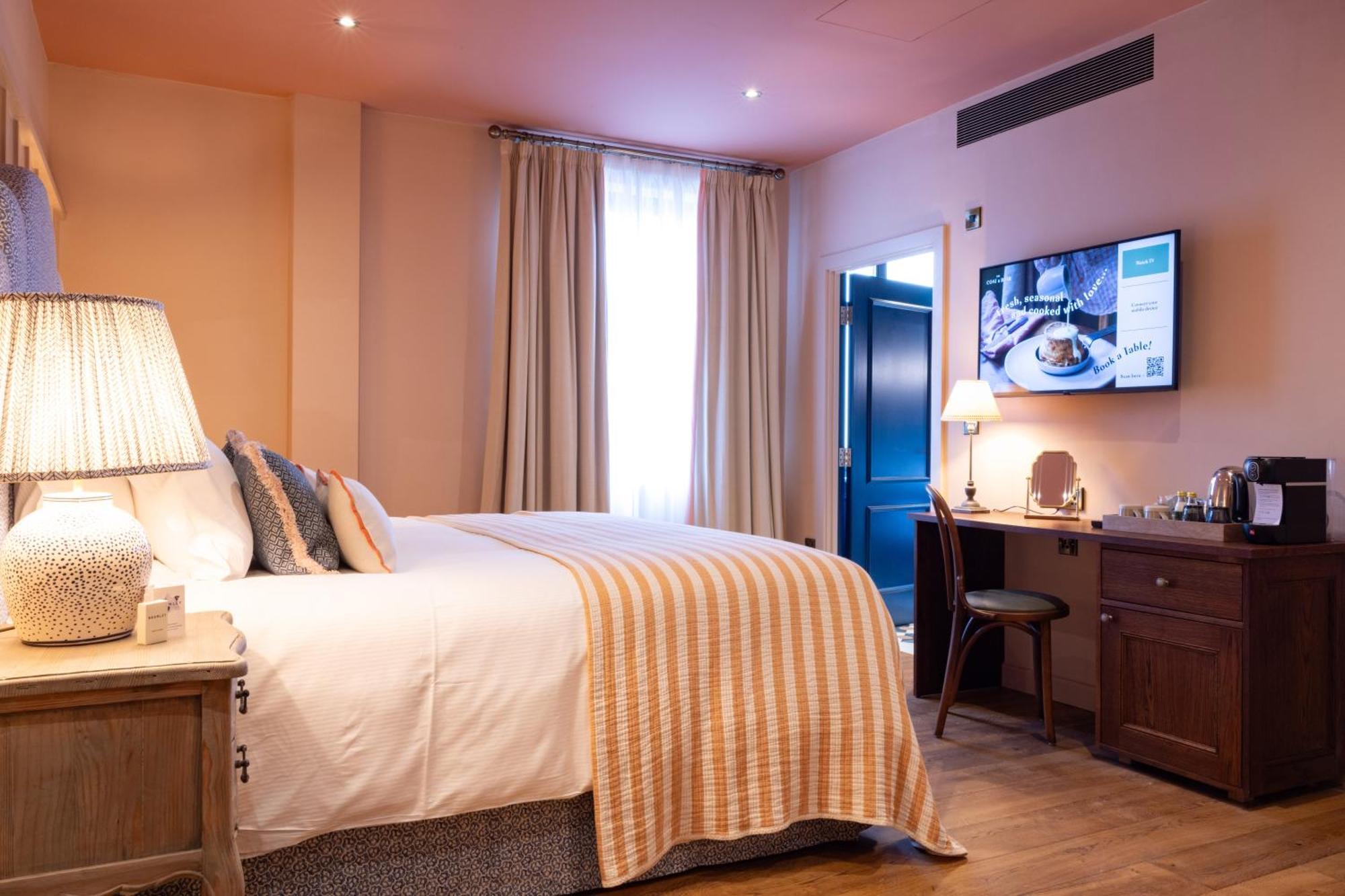 The Coat And Bear - A Heartwood Inn Newbury  Extérieur photo